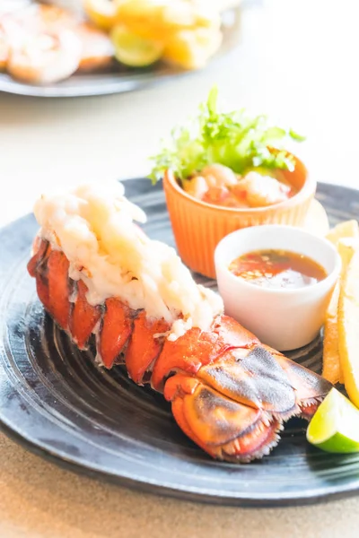 Bife de lagosta em prato preto — Fotografia de Stock