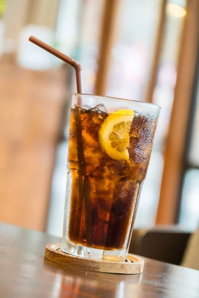 Cola glas med citron — Stockfoto
