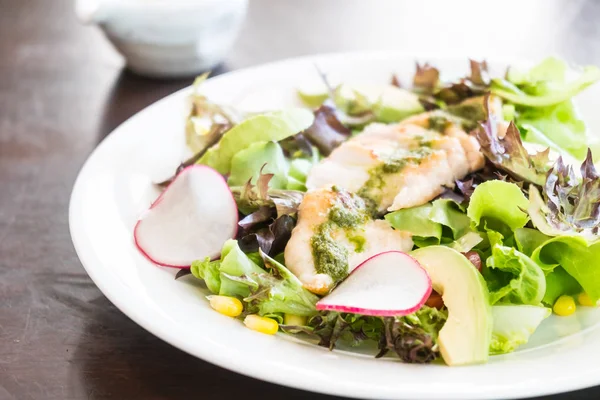 Kippensalade met witte plaat — Stockfoto