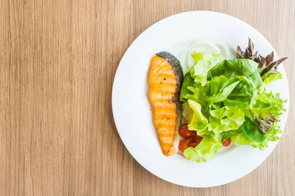三文鱼和蔬菜沙拉 — 图库照片