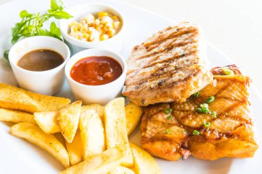 Domuz eti ve tavuk biftek