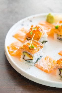 Izgara somon suşi roll