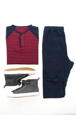 T-shirt pantolon ve ayakkabı ile