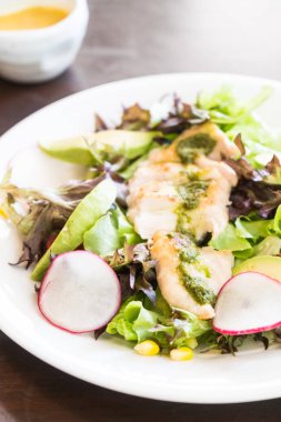 Beyaz tabakta Tavuk salatası