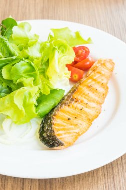 somon ve sebze salatası