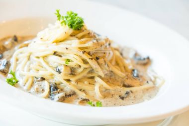 Trüf mantarlı makarna krema sosu