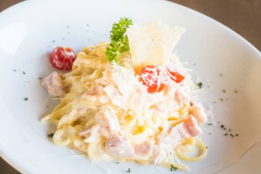 Spagetti carbonara beyaz plaka