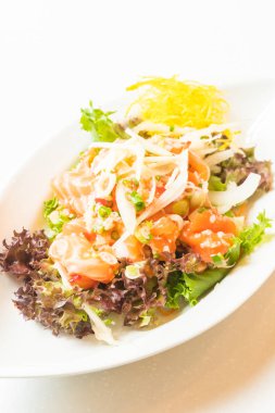 Baharatlı somon salata