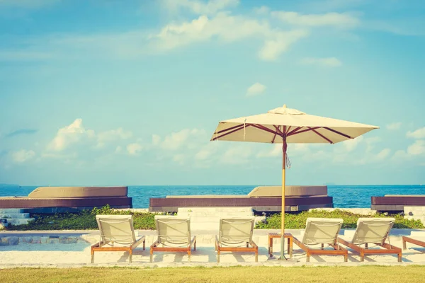 Şemsiye ve sandalye Deniz Manzaralı — Stok fotoğraf