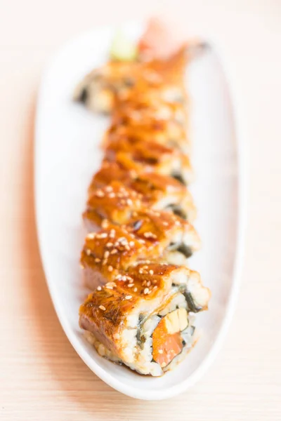 Свежий угорь суши в белой тарелке — стоковое фото