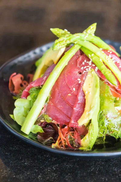 Salada de sashimi de atum fresco em bruto — Fotografia de Stock