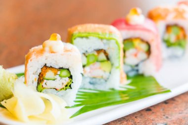 Suşi rulo beyaz tabak içinde