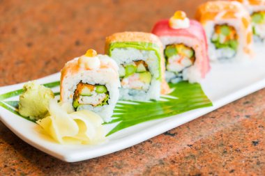 Suşi rulo beyaz tabak içinde