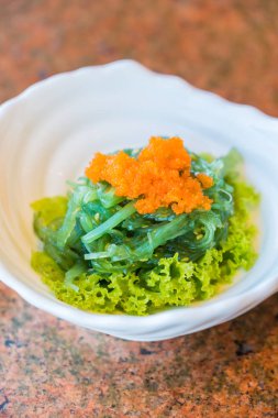 Deniz yosunu wakame beyaz kase 