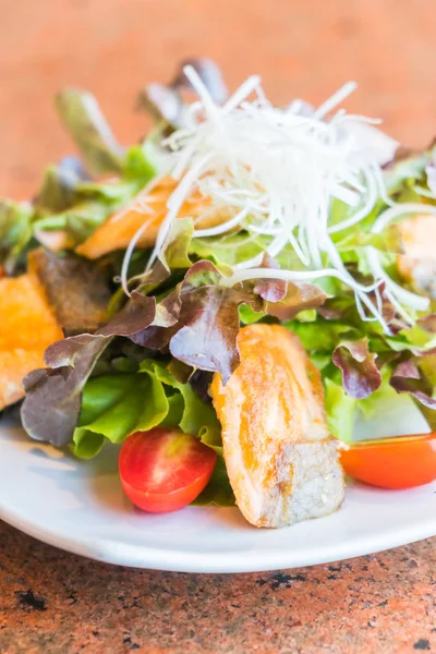 Ensalada de salmón frito —  Fotos de Stock