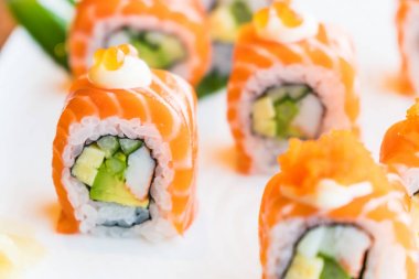 Somon suşi roll