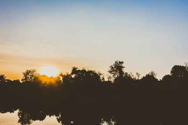 Gyönyörű táj, a folyó és a naplemente — Stock Fotó