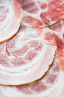 pişmemiş domuz eti