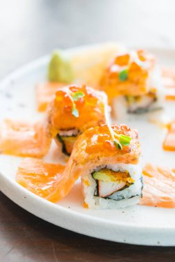 Izgara somon suşi roll