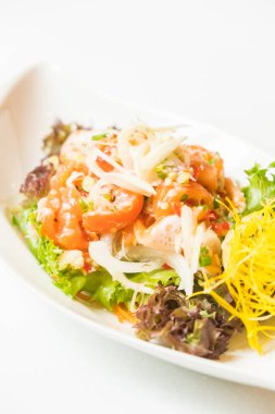 Baharatlı somon salata