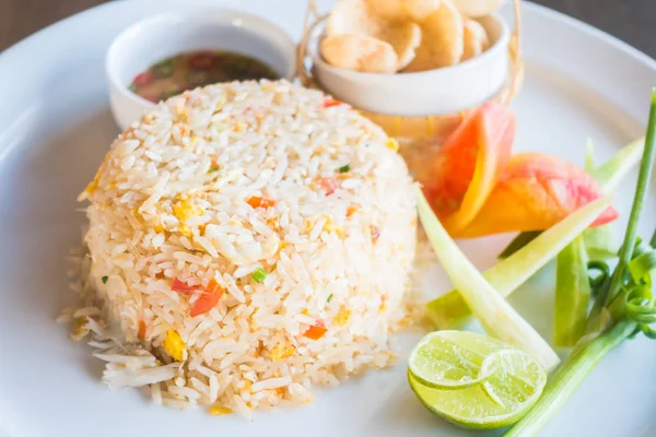 Smažená rýže na talíři — Stock fotografie