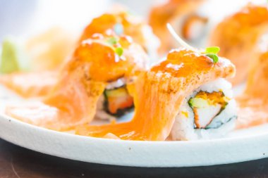 Izgara somon suşi roll