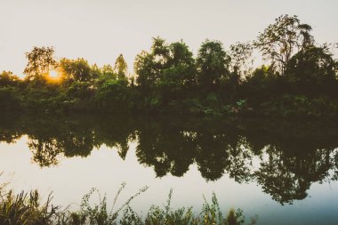 Nehir ve günbatımı güzel manzara