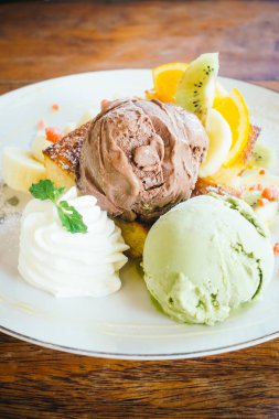 Bal tost ile dondurma