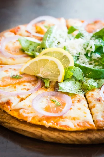 Pizza affumicata al salmone — Foto Stock