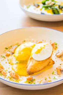 연어 달걀 베네딕트