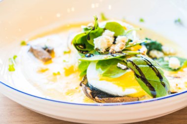 Mantar ve yumurta benedict beyaz plaka