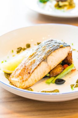 Plaka içinde somon steak