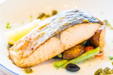 Plaka içinde somon steak