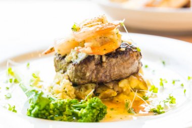 Yumurta ve karides ve karides ızgara biftek