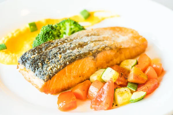 Filete de salmón en plato blanco — Foto de Stock