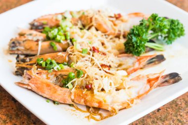 Karides ve karides ızgara biftek beyaz plaka