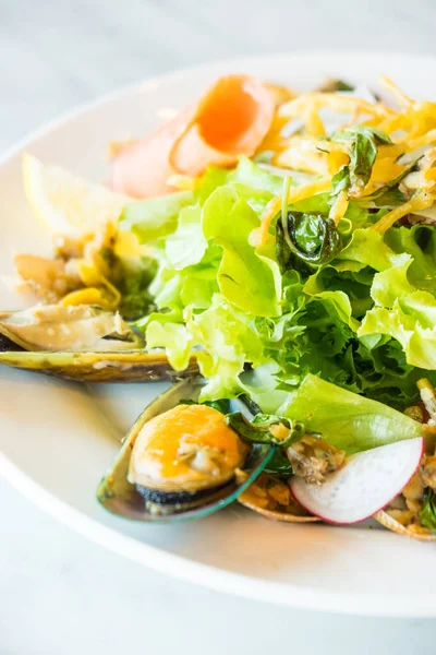 Салат из морепродуктов в тарелке — стоковое фото