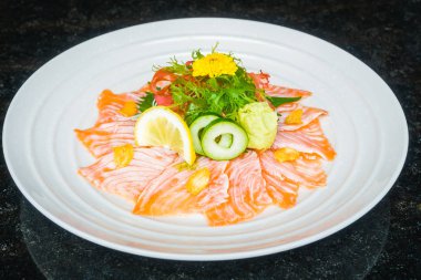 Beyaz tabak içinde Somon carpaccio