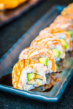Somon suşi roll