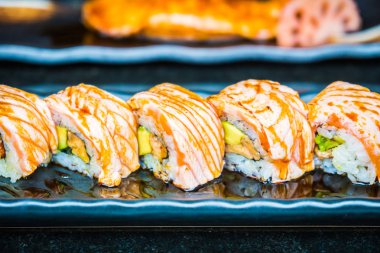 Somon suşi roll