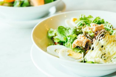 Beyaz kase taze ton balıklı salata