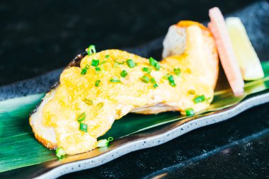 Tatlı soslu somon ızgara biftek