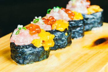 Uni suşi otoro ton balığı ve üstte somon yumurta ile