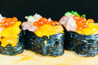 Uni suşi otoro ton balığı ve üstte somon yumurta ile