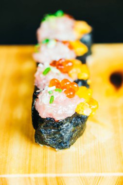 Uni suşi otoro ton balığı ve üstte somon yumurta ile