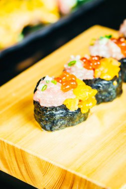 Uni suşi otoro ton balığı ve üstte somon yumurta ile