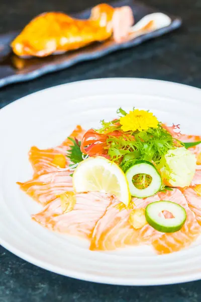 Carpaccio de saumon en assiette blanche — Photo