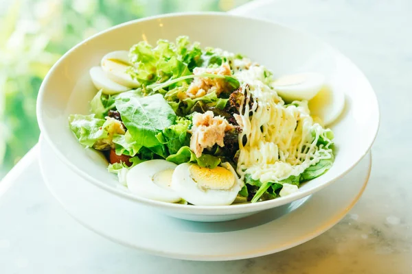 Friss tonhal saláta fehér tálban — Stock Fotó