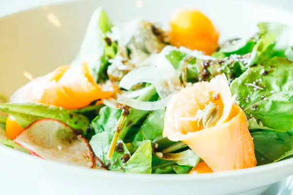 Gerookte zalm salade — Stockfoto