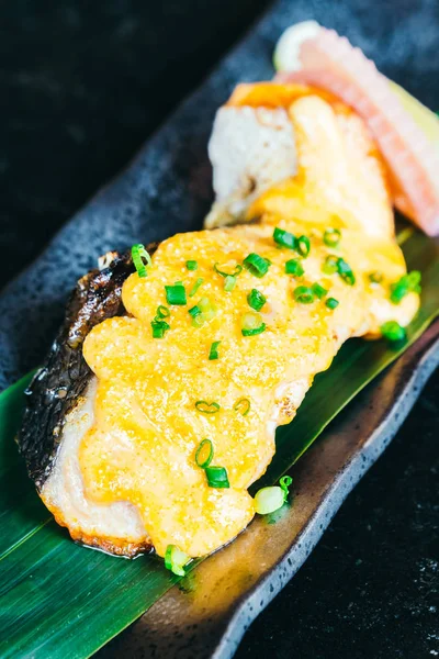 Filete de salmón a la parrilla con salsa dulce — Foto de Stock